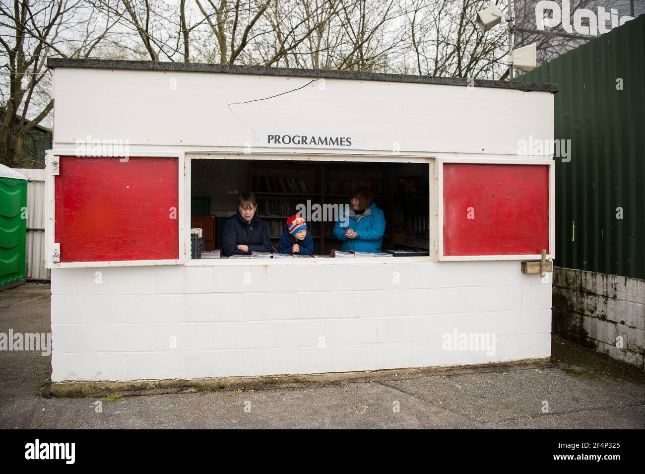 Woking 3 Torquay United 3, 06/04/2019.Stade Kingfield, Ligue nationale du Sud.La cabane du programme. Banque D'Images