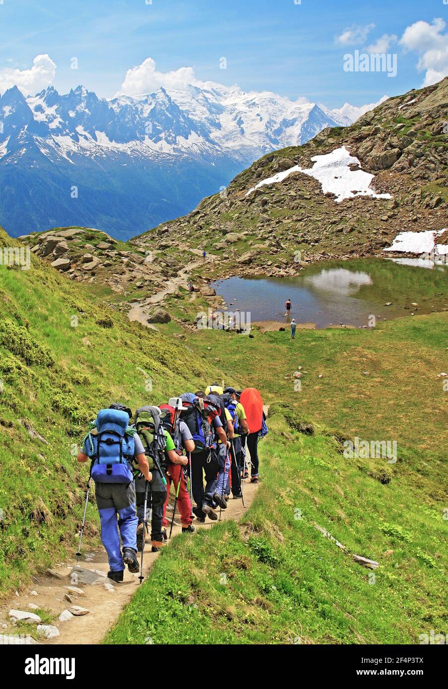 Marcheurs sur un sentier de haute montagne au fond du massif du Mont blanc. Banque D'Images