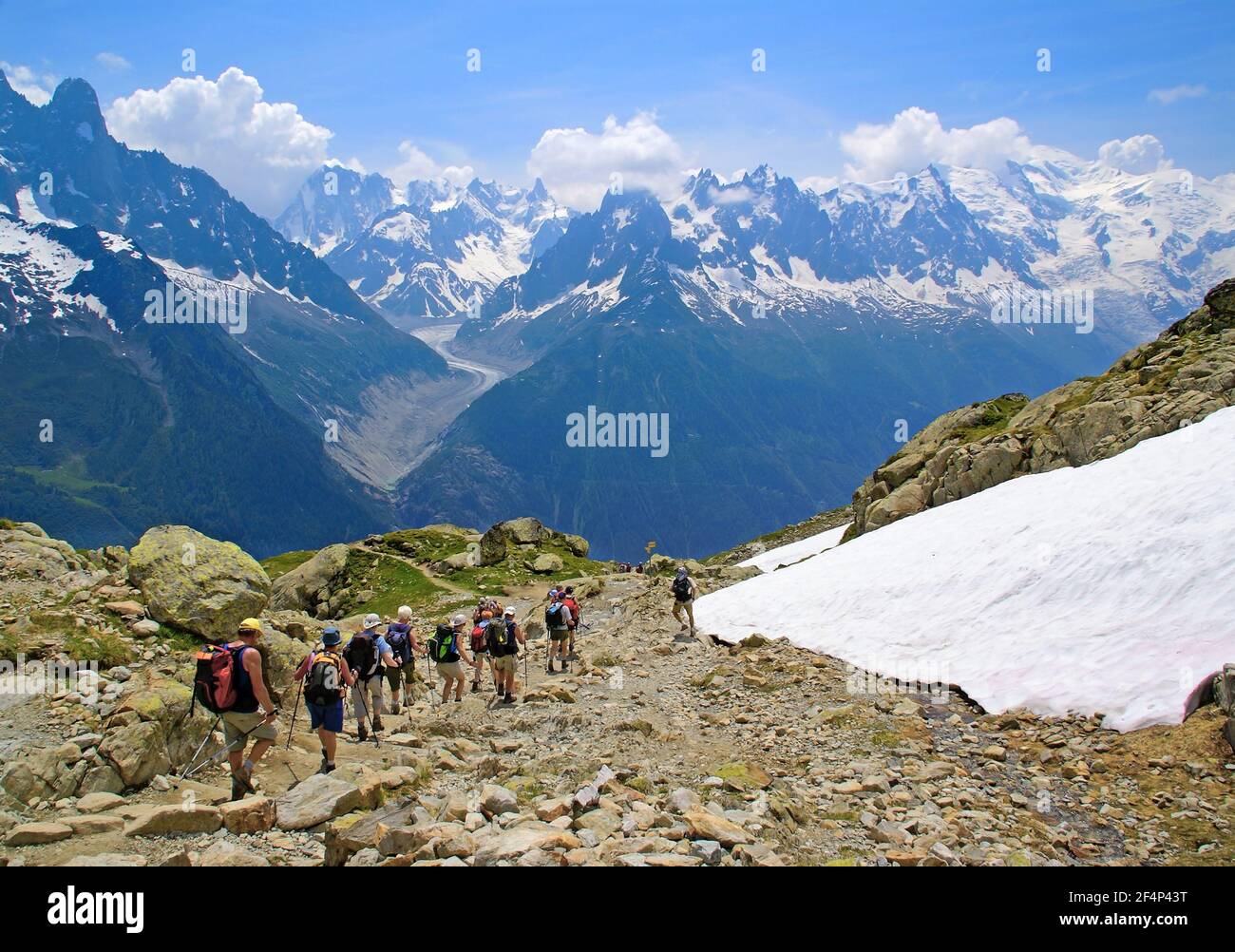 Marcheurs sur un sentier de haute montagne au fond du massif du Mont blanc. Banque D'Images