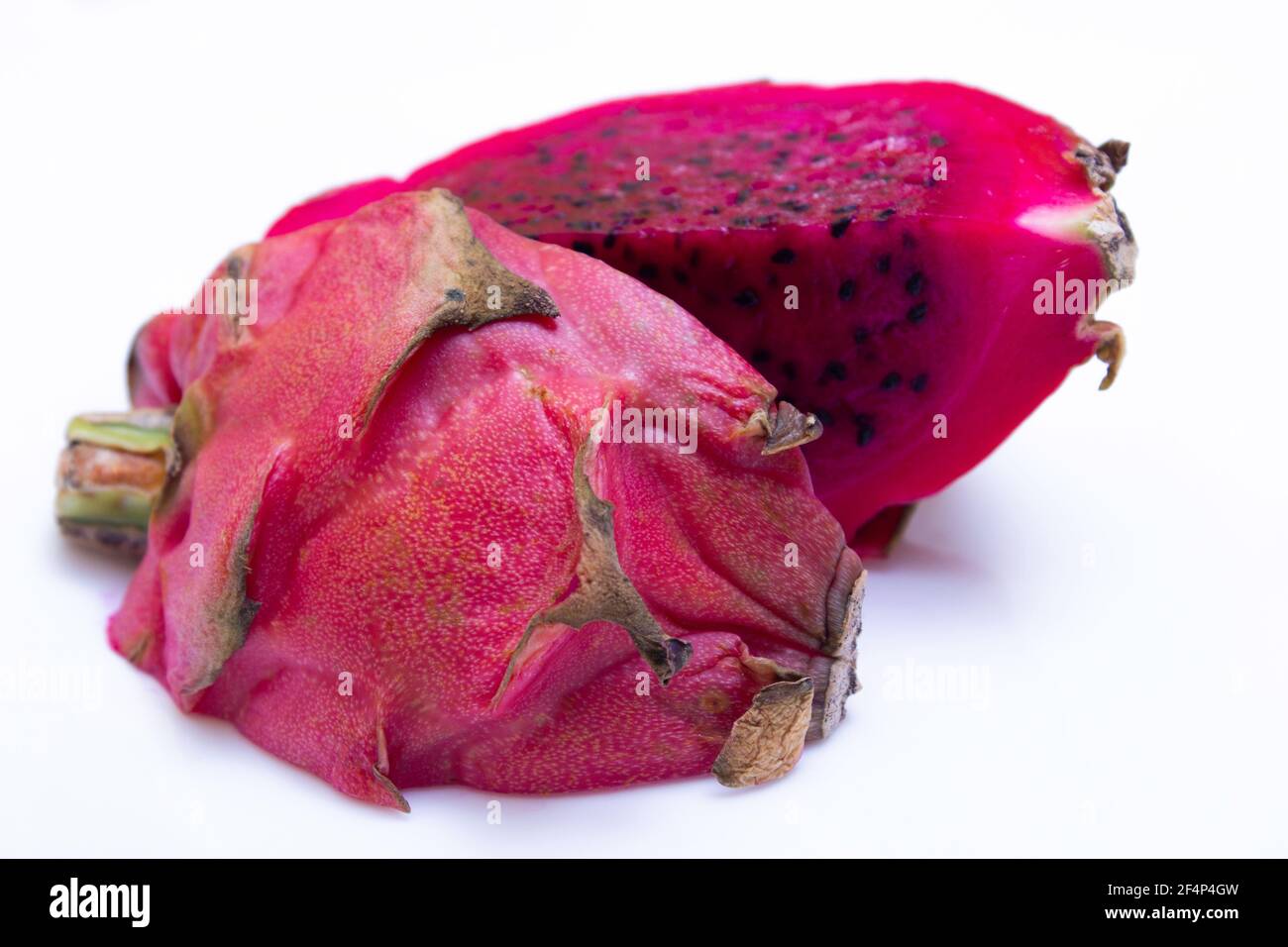 Fruits juteux coupés de cactus comestibles de fruits de dragon, pitahaya - sur fond blanc, texture gros plan Banque D'Images