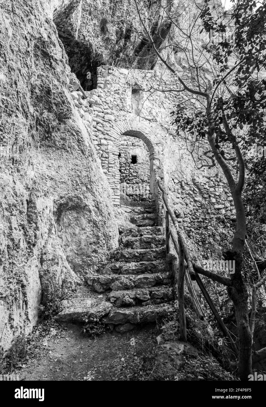 Revotano et Eremo di San Leonardo (Roccantica, Italie) - les attractions spectaculaires de la montagne Sabina: Le gouffre vert surréaliste du karst Banque D'Images