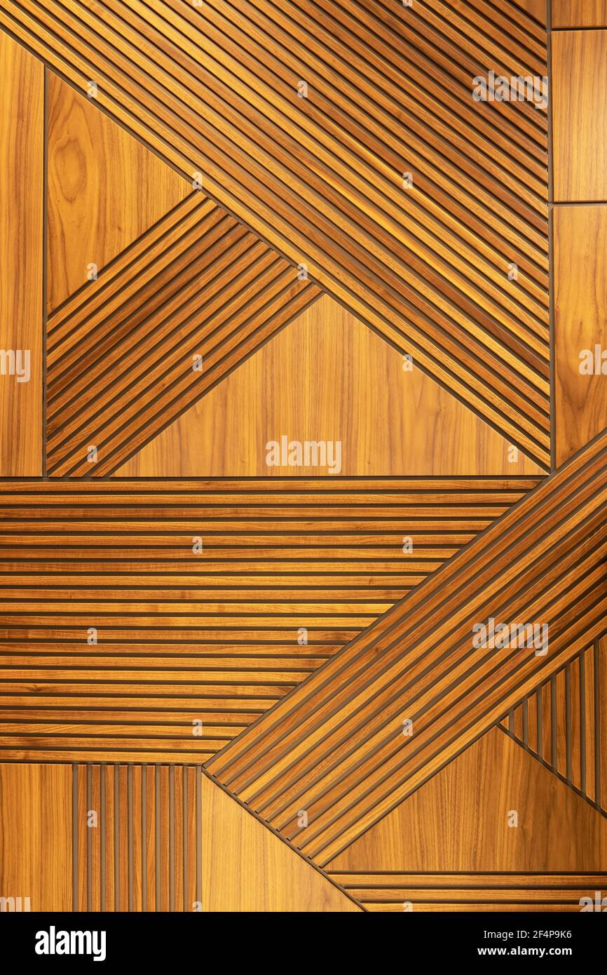 Panneau en noyer de créateur, mur en bois à motif géométrique croisé. Arrière-plan architectural, texture. Le concept est un intérieur moderne, tapis naturel Banque D'Images