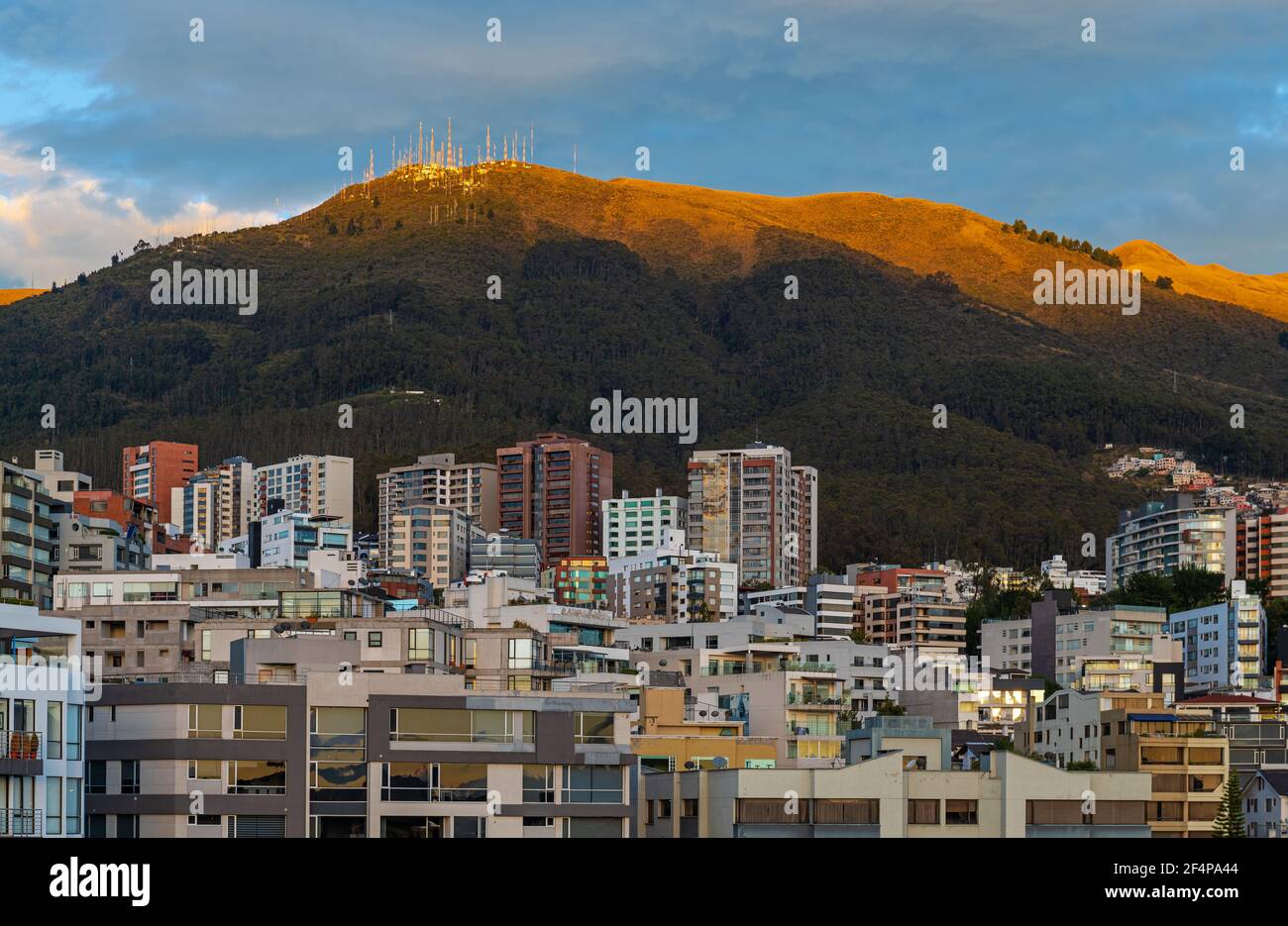 Horizon des immeubles modernes d'appartements à Quito avec le volcan Pichincha au lever du soleil, en Équateur. Banque D'Images
