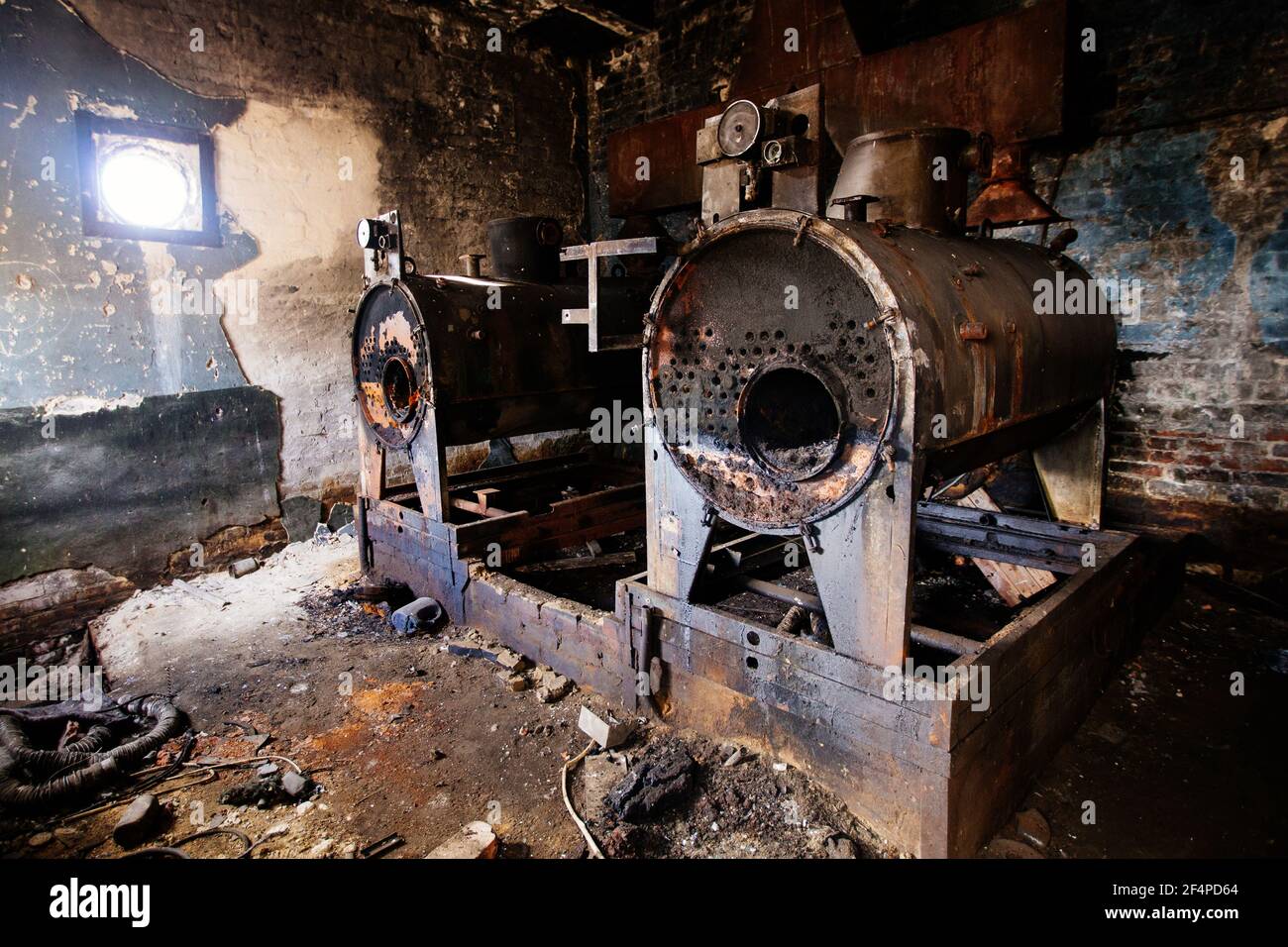 Ancienne chaufferie abandonnée avec des restes d'équipement rouillés. Banque D'Images