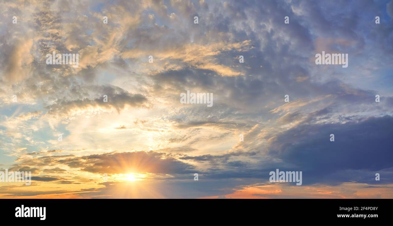 Un ciel spectaculaire et coloré au coucher du soleil Banque D'Images