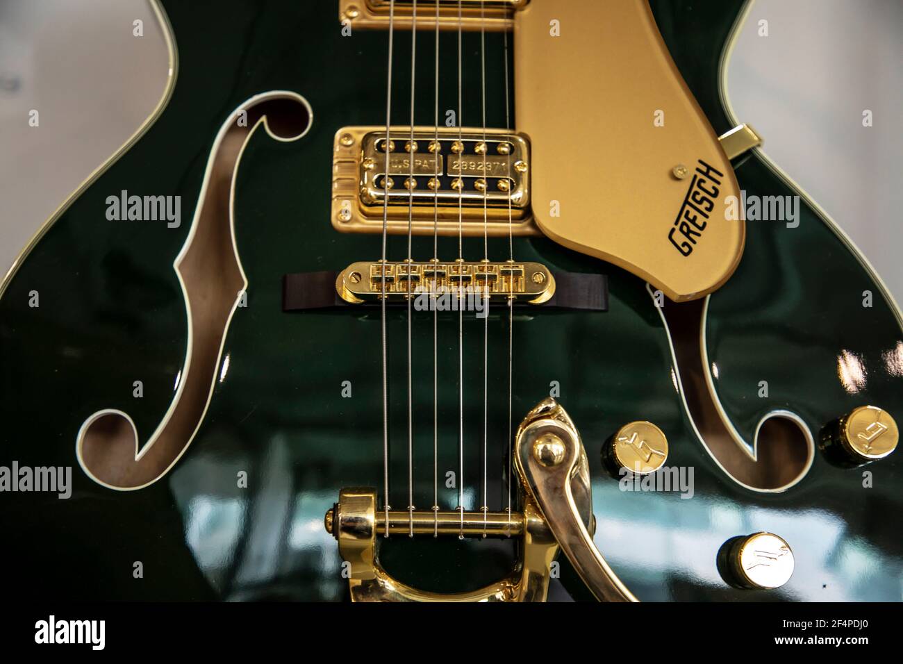 Vente aux enchères de guitare Gretsch aux enchères de Julien. Des centaines  de guitares et de guitares Gretsch vintage et prototype du domaine de Hal  Zwicke seront disponibles au public. Gretsch T200M