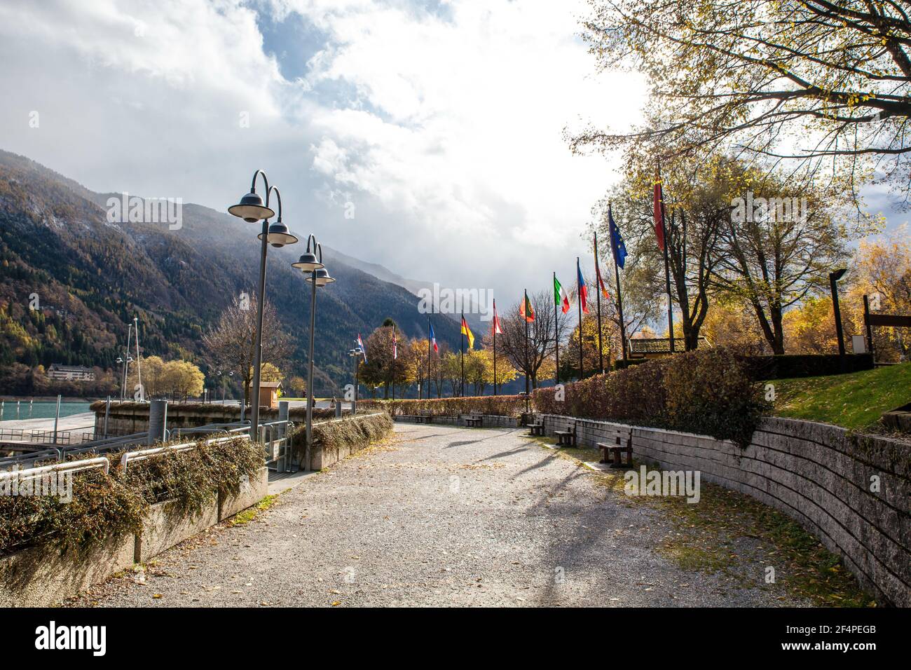 Belle vue sur Garda, célèbre lac en Italie Banque D'Images