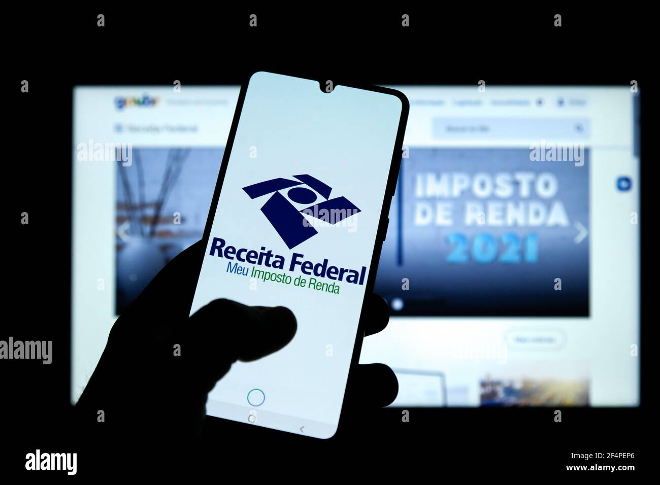 Minas Gerais, Brésil - 21 mars 2021 : le client a utilisé l'application d'impôt sur le revenu du gouvernement fédéral brésilien sur le téléphone portable Banque D'Images