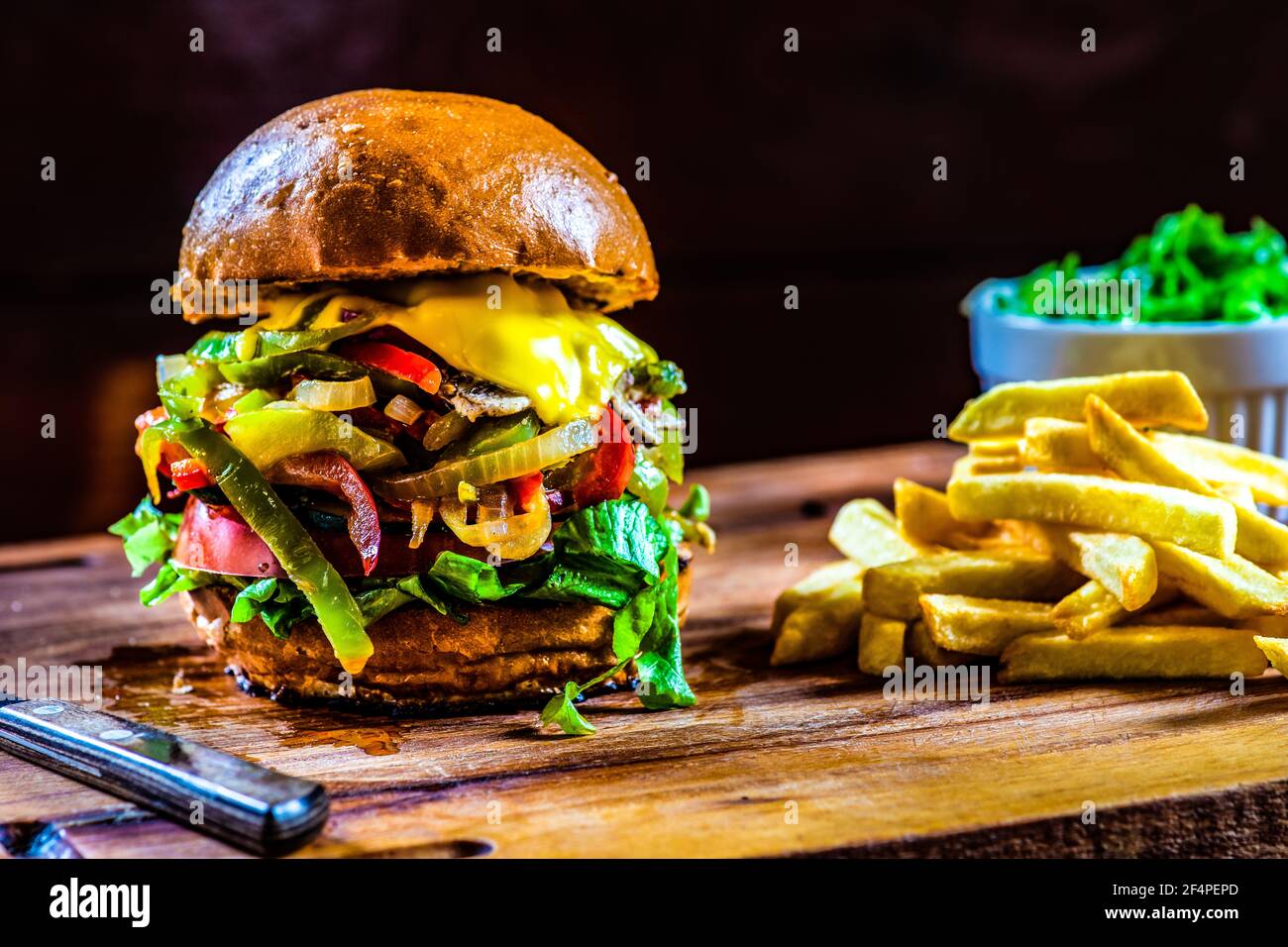 Hamburger végétarien fait maison avec frites Banque D'Images