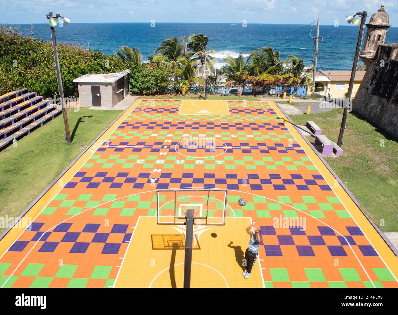 Terrain de basket-ball coloré à Porto Rico Photo Stock - Alamy