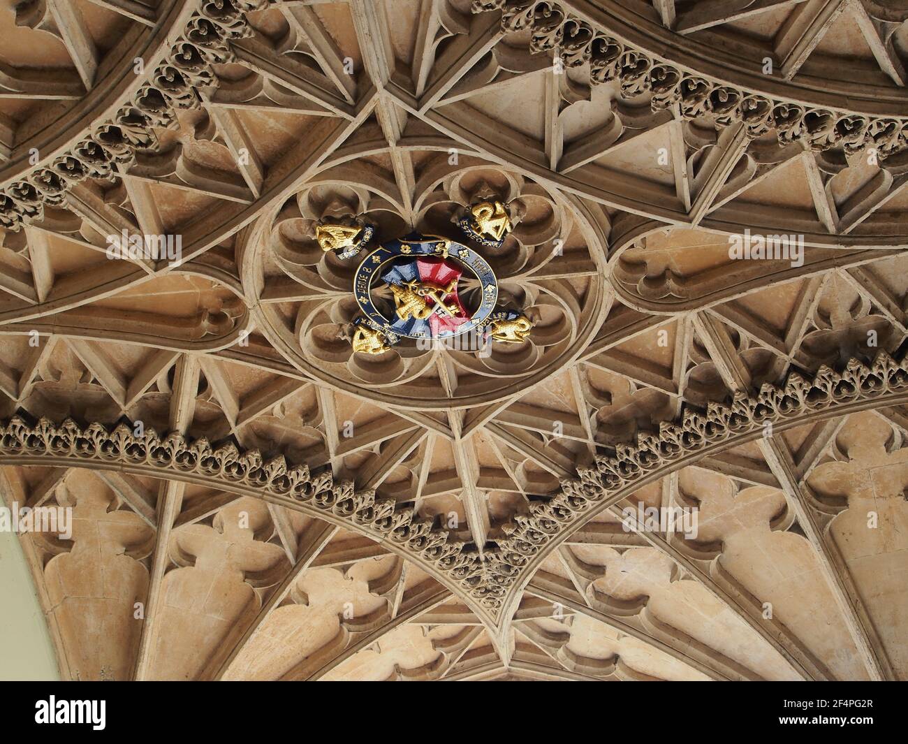 Oxford, Angleterre - 1er août 2013 : plafond décoré de façon ornée au-dessus de l'escalier menant à la Grande salle du Christ Church College of Oxford Univers Banque D'Images