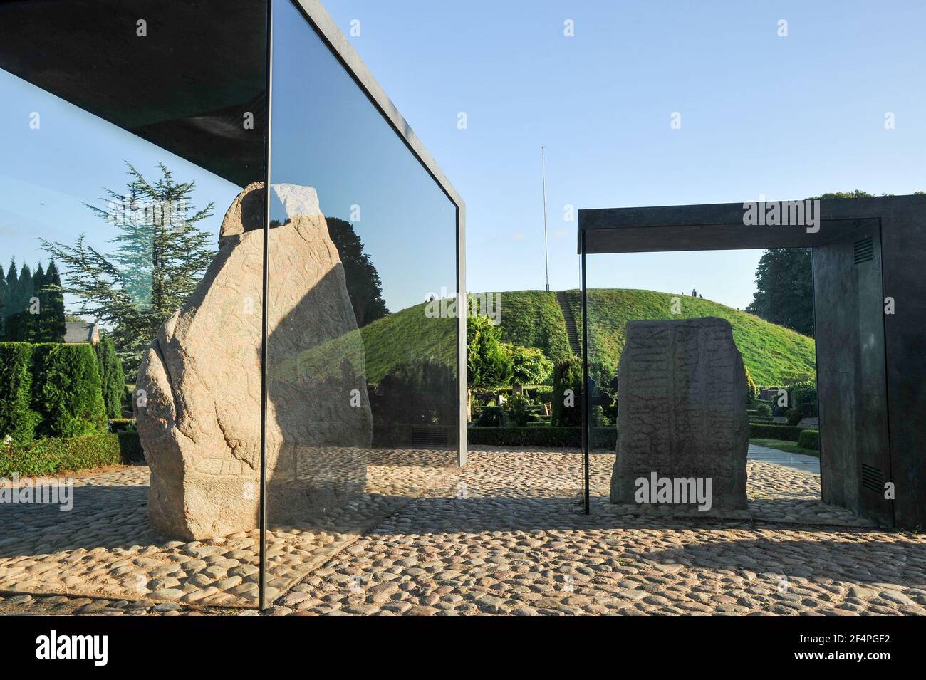 Jellingstenene massives pierres runiques sculpté (Jelling pierres) à partir de la X ème siècle, sur la gauche le roi Harald Gormsson pierre runique du Bluetooth à partir de 983 en mémoire de Banque D'Images