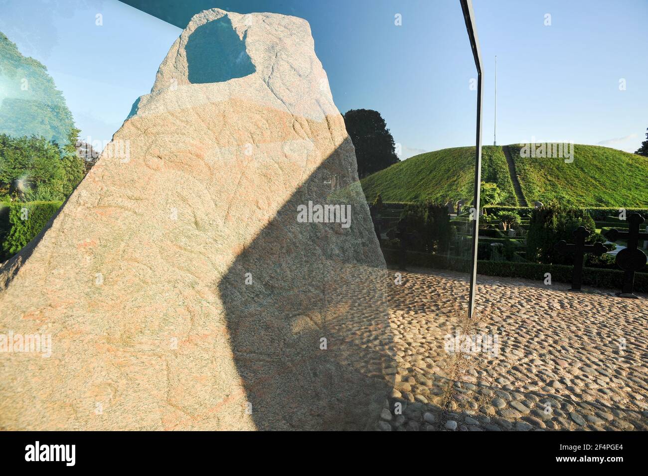 Jellingstenene massives pierres runiques sculpté (Jelling pierres) à partir de la X ème siècle, sur la gauche le roi Harald Gormsson pierre runique du Bluetooth à partir de 983 en mémoire de Banque D'Images