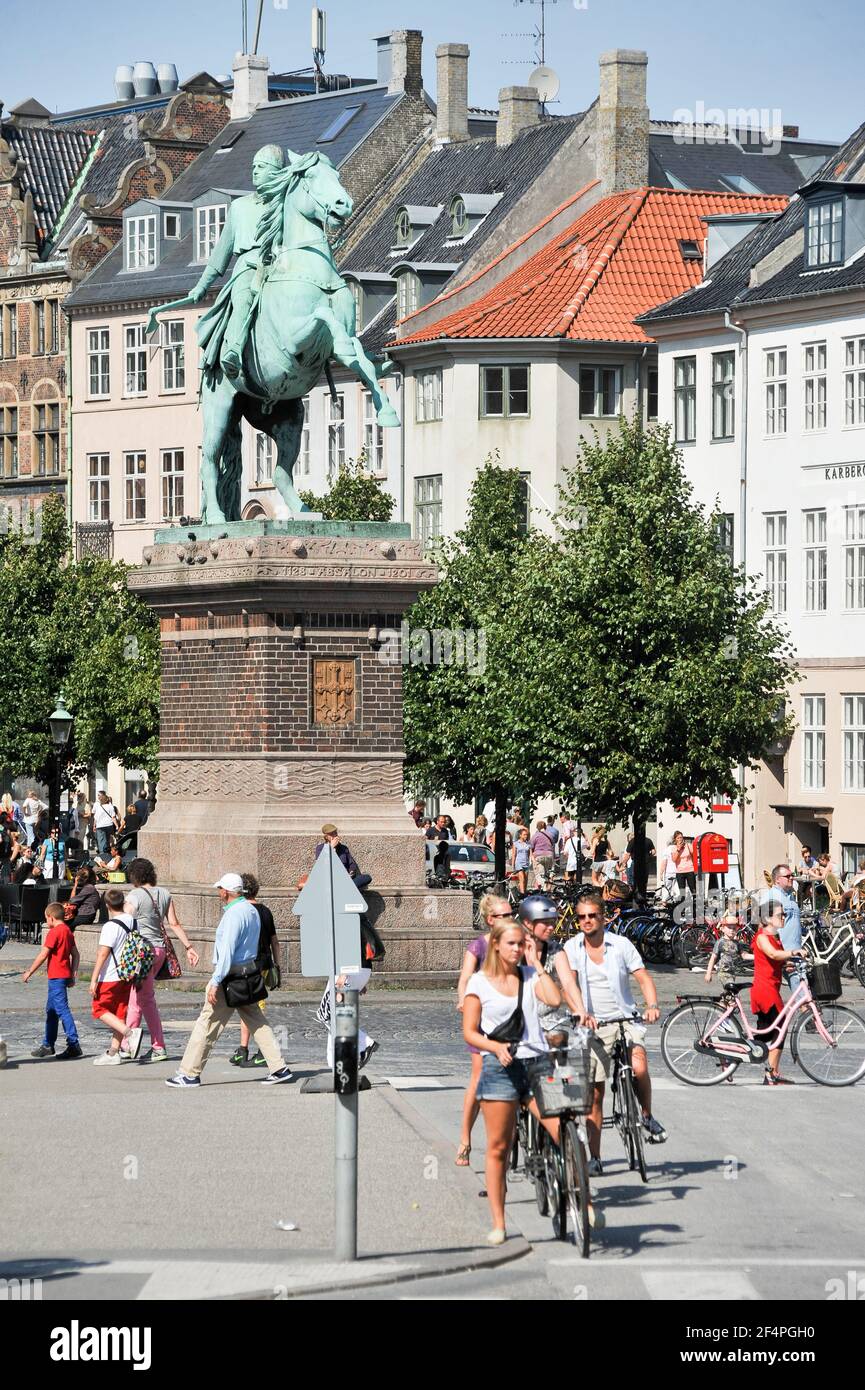 Statue équestre de l'évêque Absalon, fondateur légendaire de Copenhague, sur Højbro Plads (High Bridge Square) Centre de Copenhague, Danemark. 6 août 2 Banque D'Images