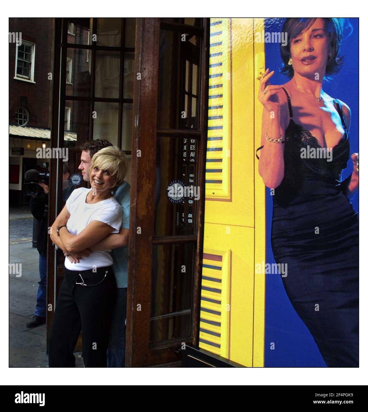 Linda Gray, actrice américaine et star de Dallas, fera ses débuts sur la scène du West End avec Mme Robinson au Graduate et David Nicolle faisant également ses débuts sur le West End avec Benjamin au Gielgud Theatre de Londres.pic David Sandison 11/9/2001 Banque D'Images