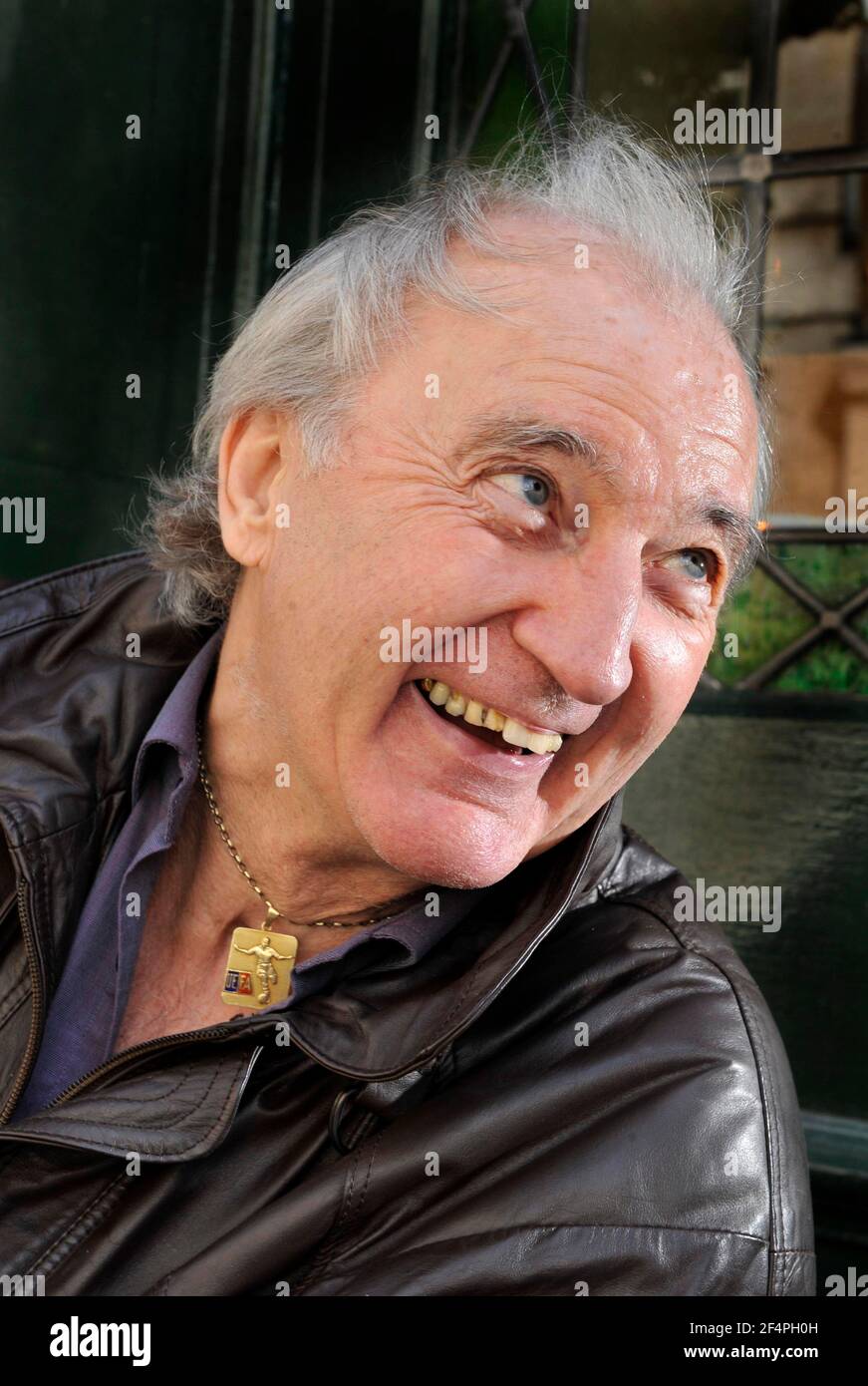 EX STOKE ET LE FOOTBALLEUR DE CHELSEA ALAN HUDSON AVEC SA MÉDAILLE DES VAINQUEURS DE LA COUPE D'EUROPE 1971. 20/4/2010. PHOTO DAVID ASHDOWN Banque D'Images