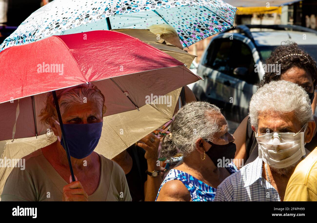 Rio de Janeiro, Brésil 22 mars 2021 lignées de personnes recevant leur dose de vaccin coronavax à appliquer sur les personnes âgées de plus de 74 ans Banque D'Images
