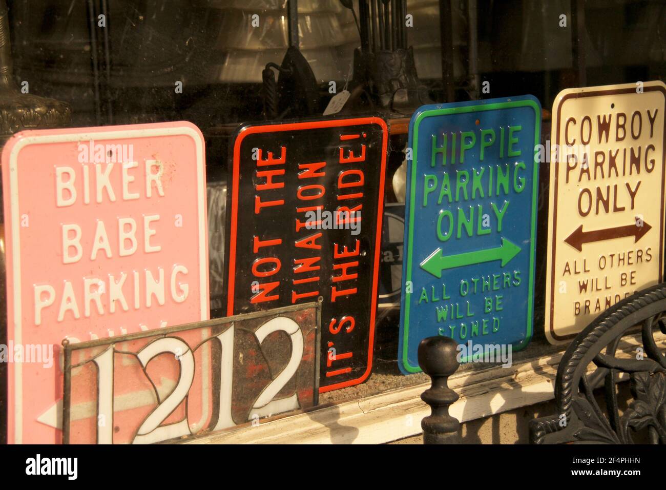 Des affiches de stationnement amusantes à vendre, affichées dans la fenêtre avant d'une boutique aux États-Unis Banque D'Images