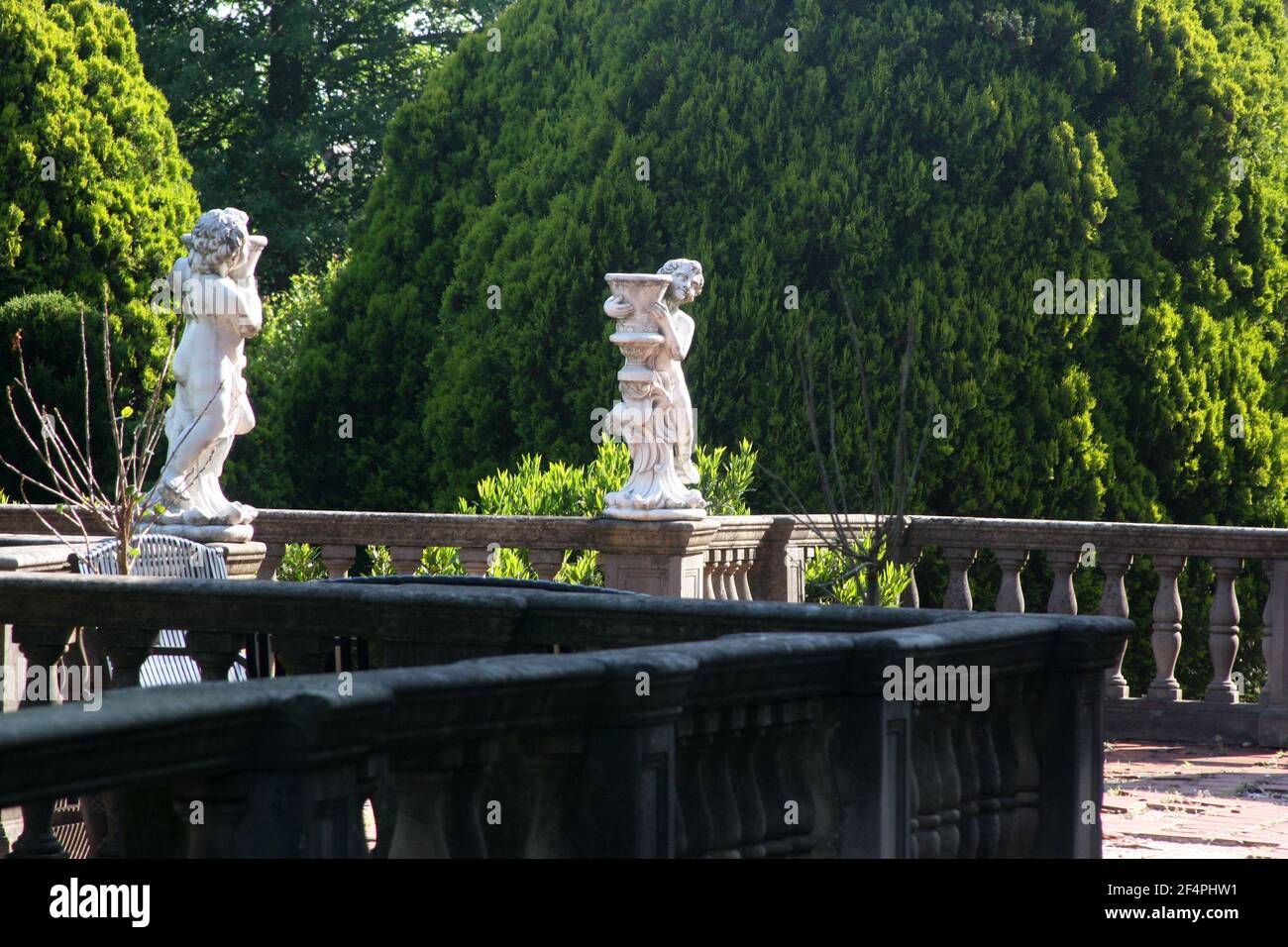 Grande terrasse avec balustrade classique en pierre et statues Photo Stock  - Alamy