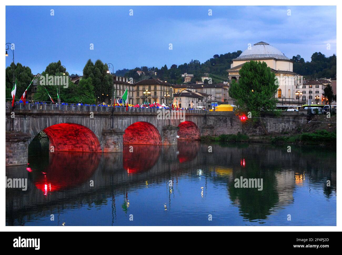 Turin, Piémont, Italie Le Pô qui circule dans la ville Banque D'Images
