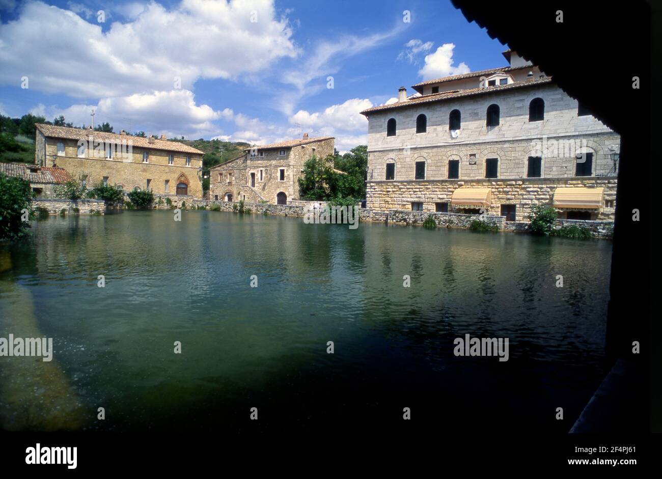 Bagno Vignoni, un bain d'antiquité romain dans une petite ville de Toscane, en Italie Banque D'Images Bagno Vignoni, un bain d'antiquité romain dans une petite ville de Toscane, en Italie Banque D'Images
