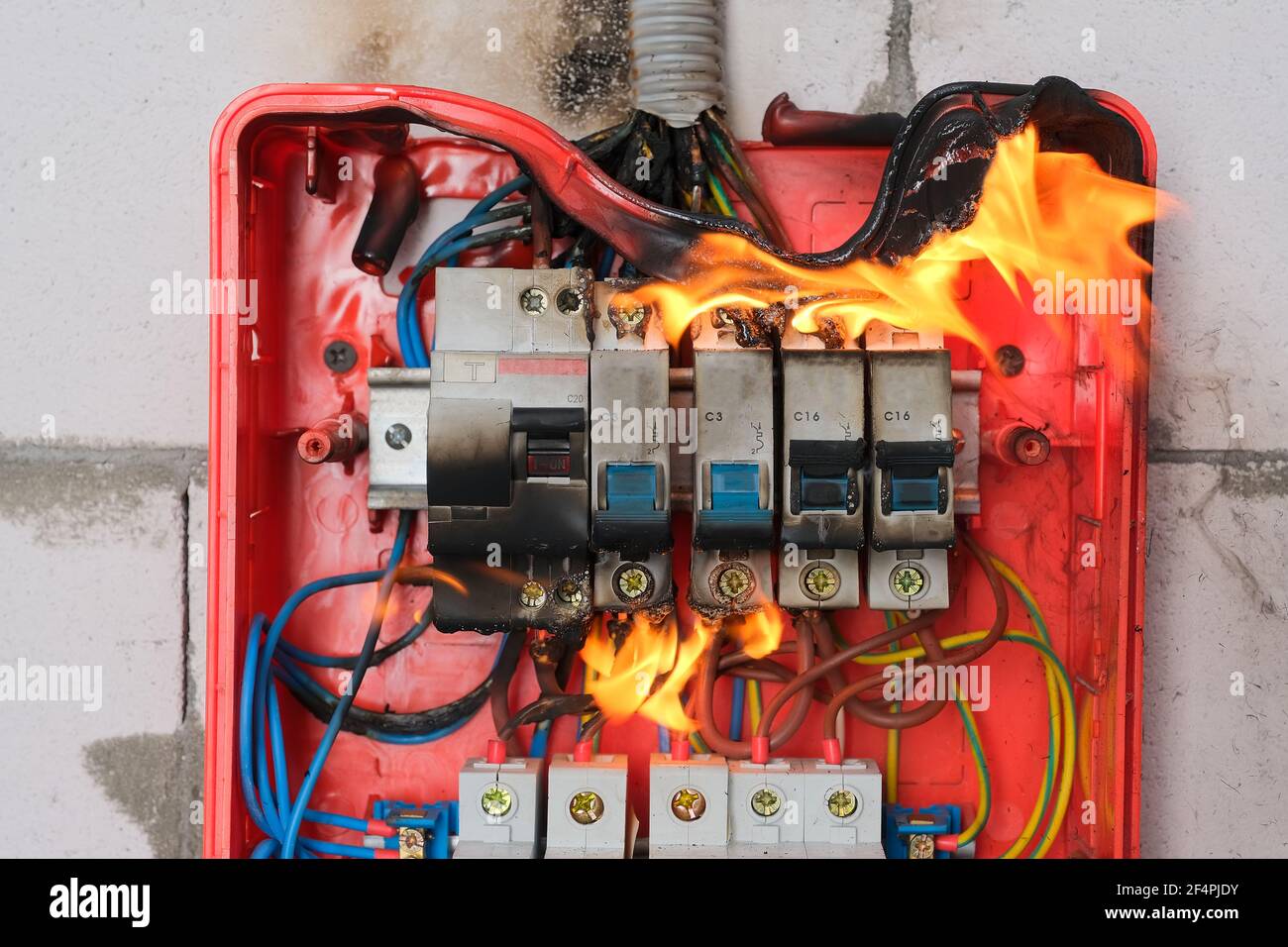 Tableau de commutation en feu en cas de surcharge ou de court-circuit à la fermeture du mur Banque D'Images