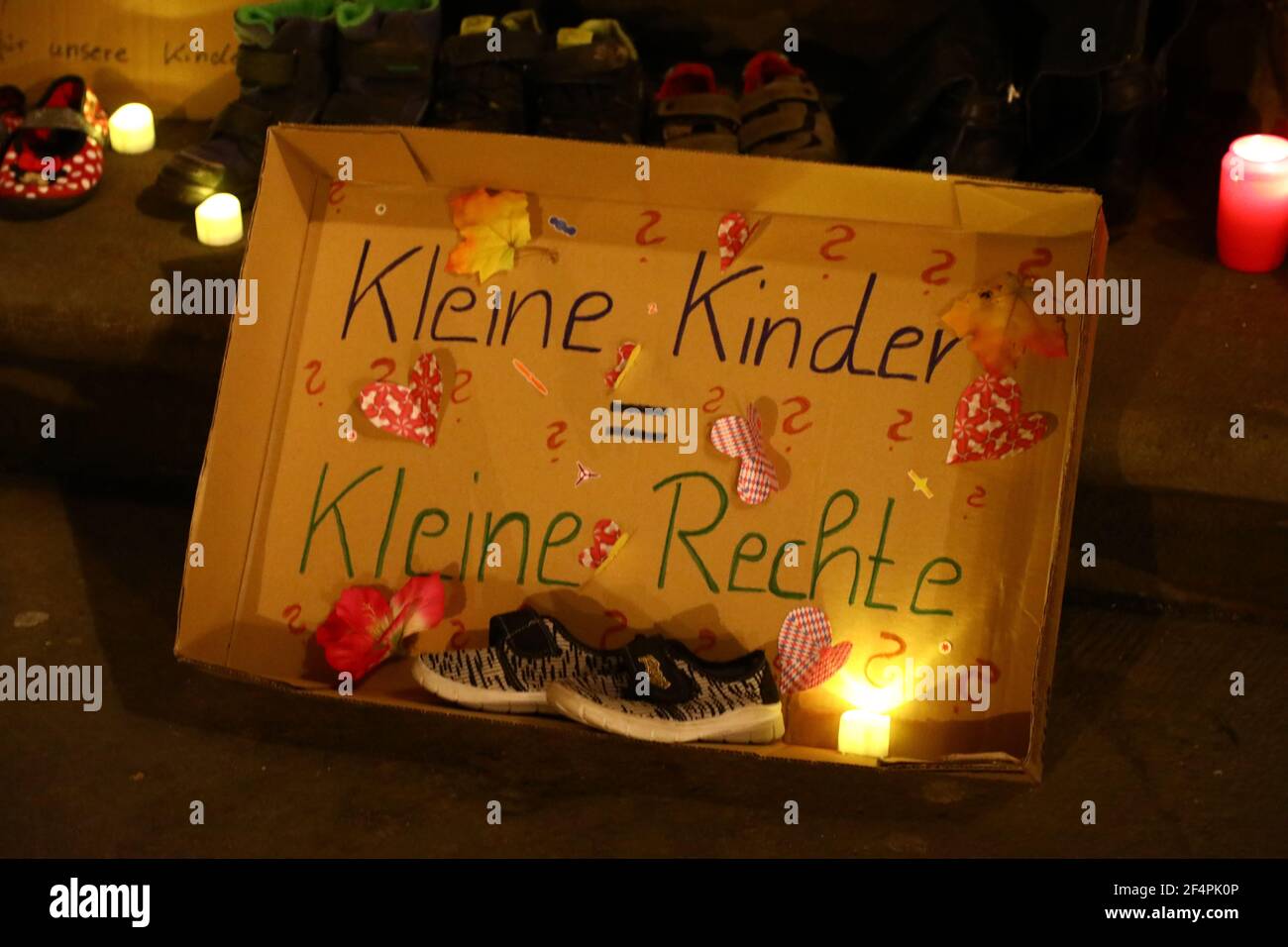AUS protestate gegen die erneuten Schulschließungen haben Eltern  Kinderschuhe, dazu Plakate und Banner vor dem Rathaus Görlitz  abgelegt.22.03.2021 Photo Stock - Alamy