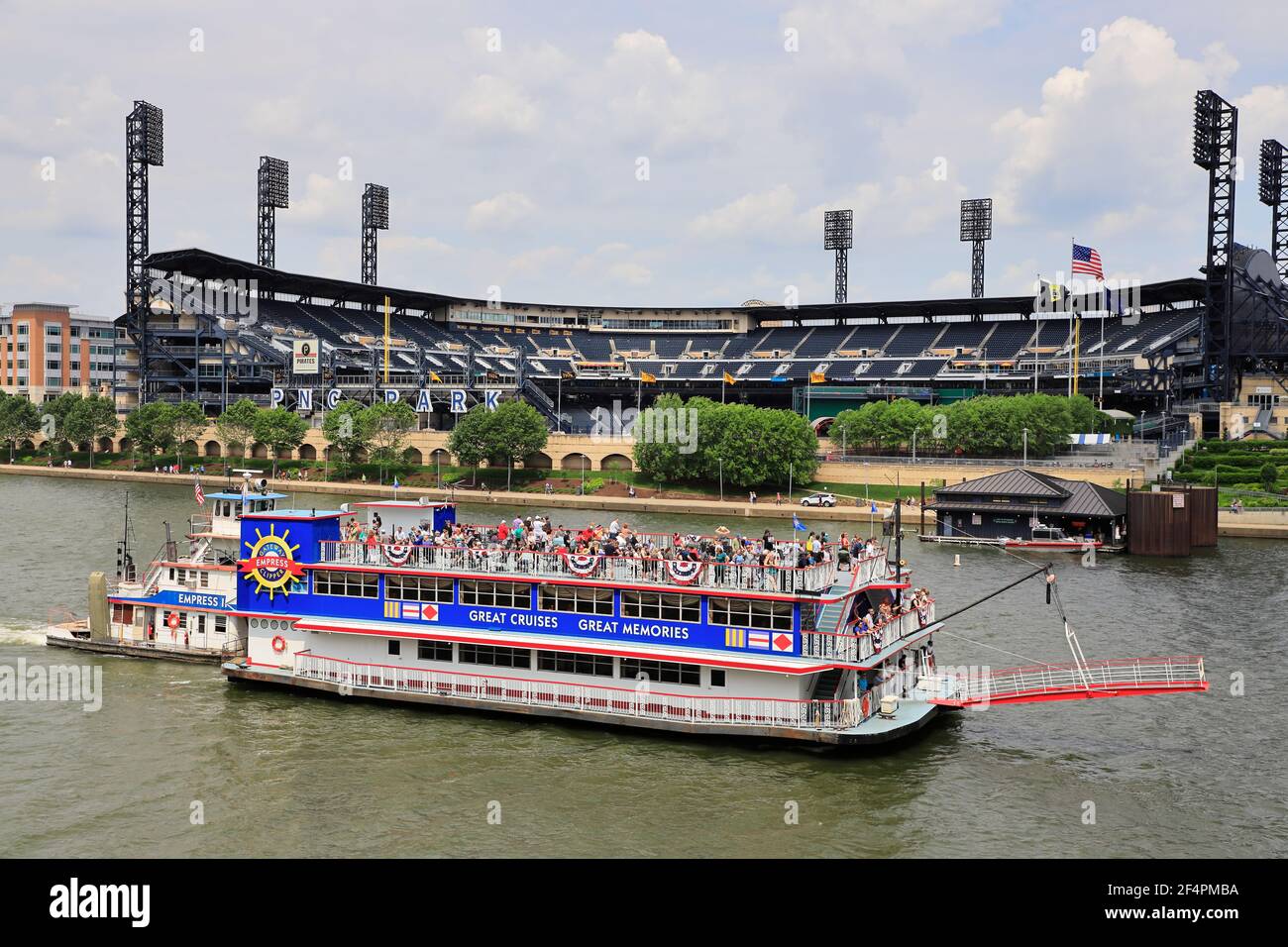 Heinz Field avec un bateau de croisière sur la rivière Ohio Dans Foreground.Pittsburgh.Pennsylvania.USA Banque D'Images