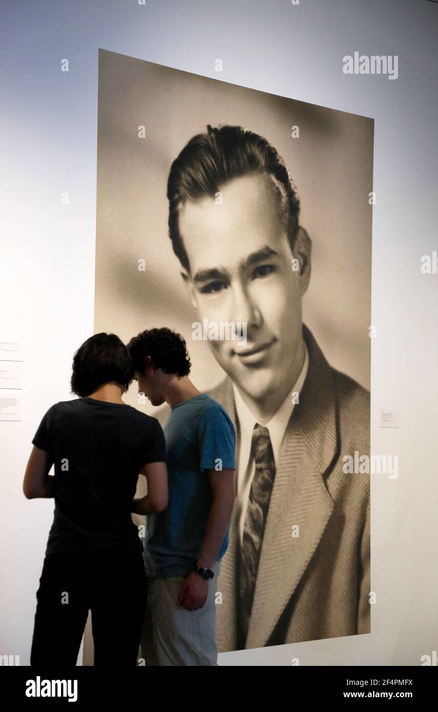 Visiteurs devant une photographie en noir et blanc de Jeune Andy Warhol à l'intérieur du musée Andy Warhol.Pittsburgh.Pennsylvania.USA Banque D'Images