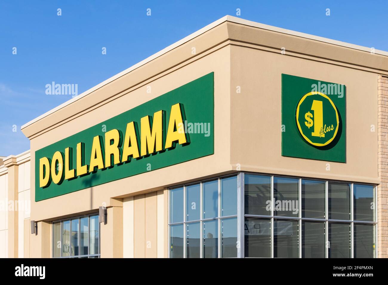 Dollarama store dollar store canada Banque de photographies et d'images à  haute résolution - Alamy