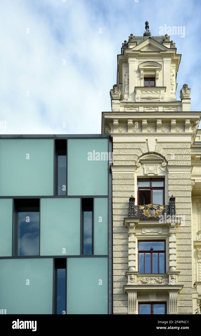 Partie du grand magasin He OMEGA Palace des années 2000 et de la Maison des quatre géants des années 1900, sur la place de la liberté à Brno Banque D'Images