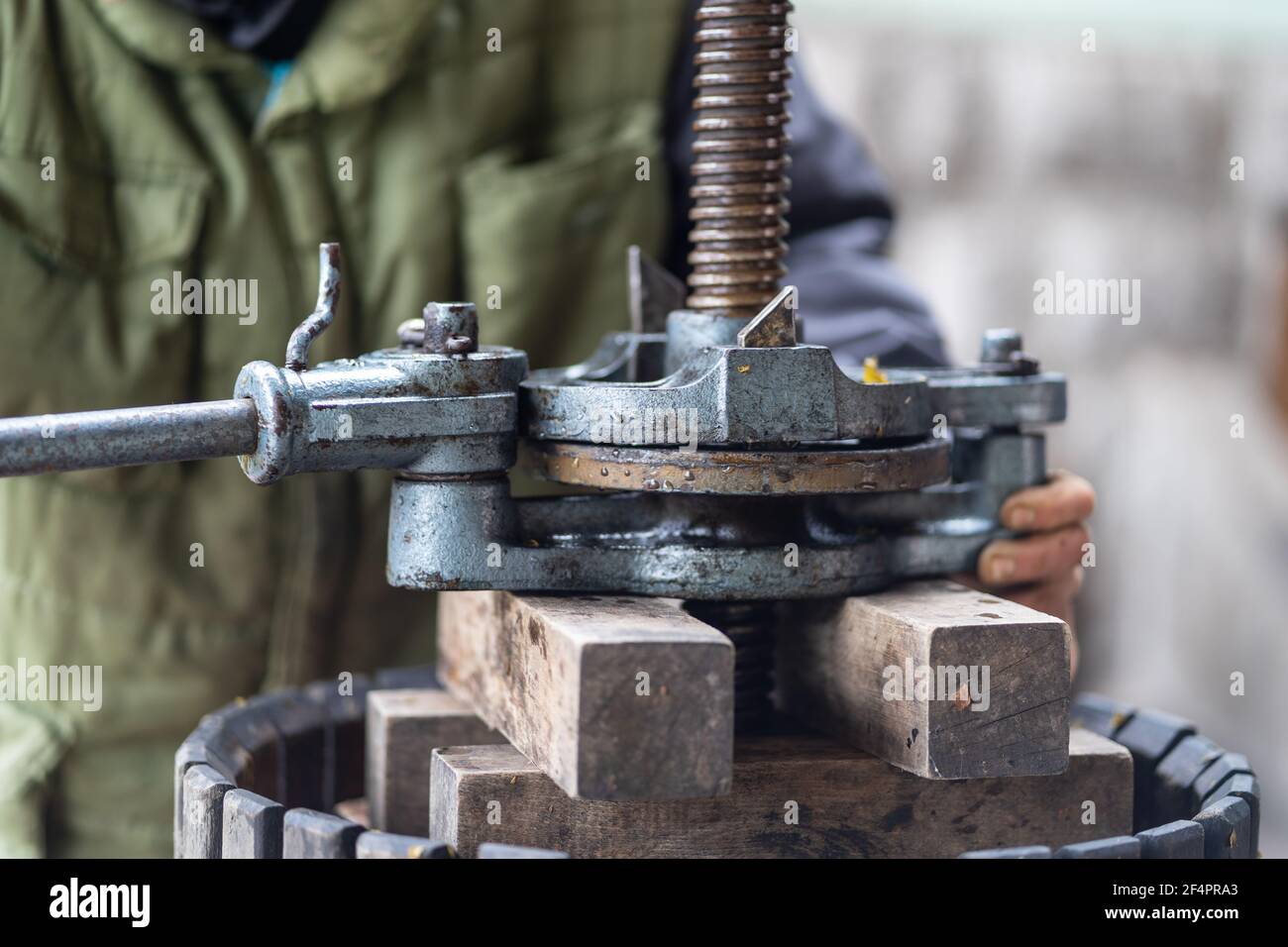 Presse à vin traditionnelle transformation du raisin frais pour fermentation à la ferme ou cave de vinification Banque D'Images