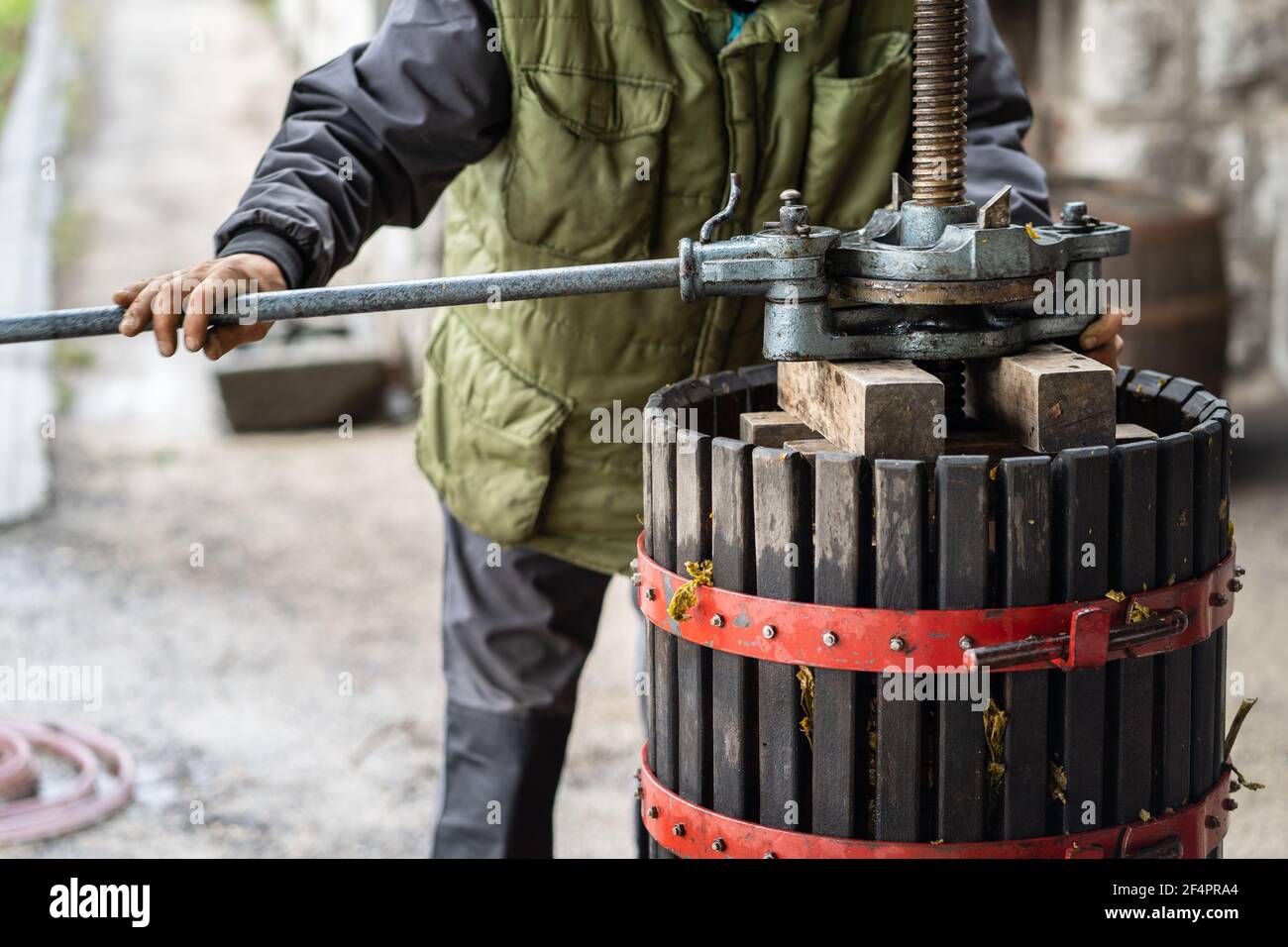 Presse à vin traditionnelle transformation du raisin frais pour fermentation à la ferme ou cave de vinification Banque D'Images