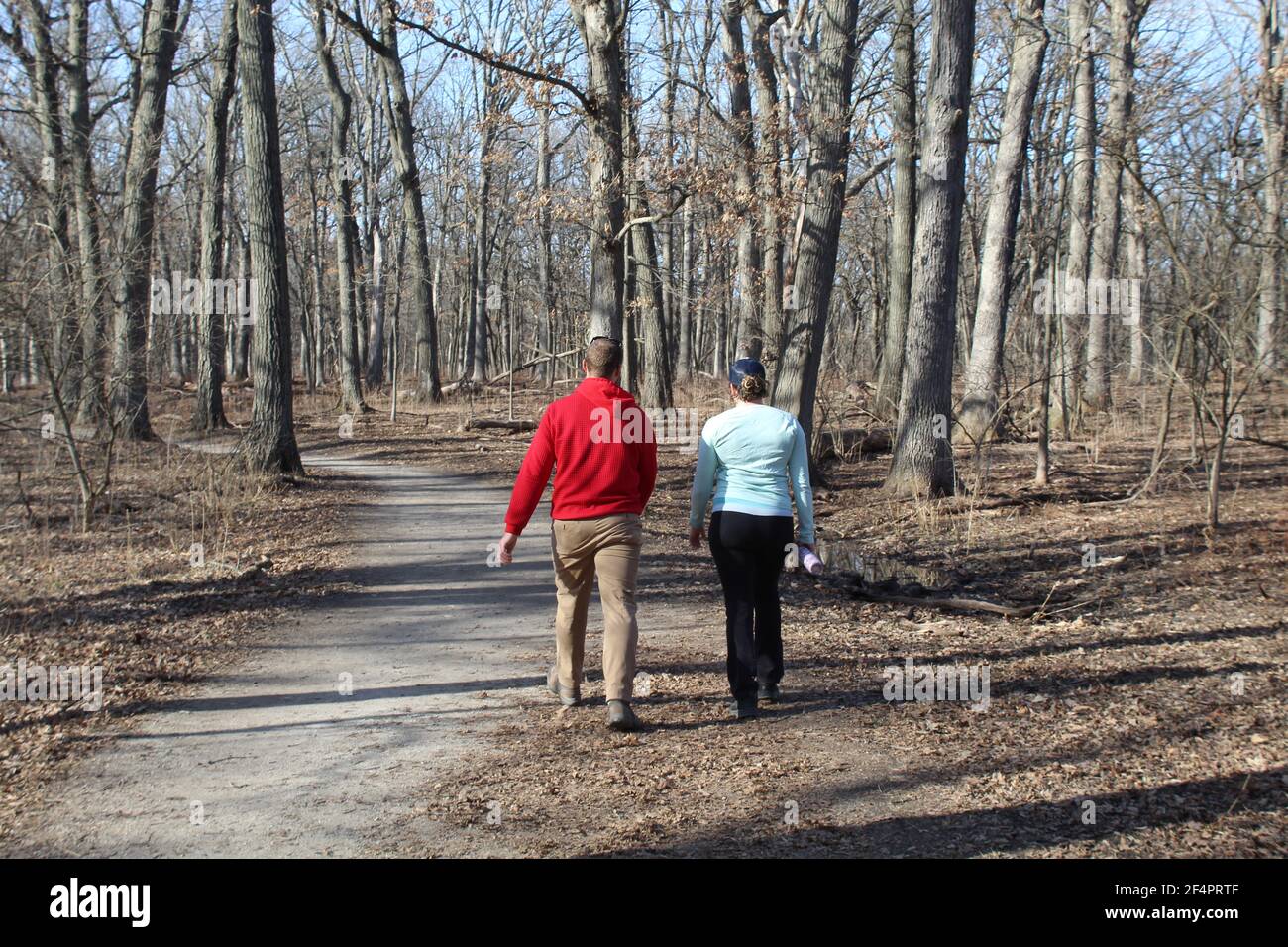 Homme et femme marchant sur le Sag Valley Trail à Cherry Hill Woods dans le parc de Palos, Illinois Banque D'Images