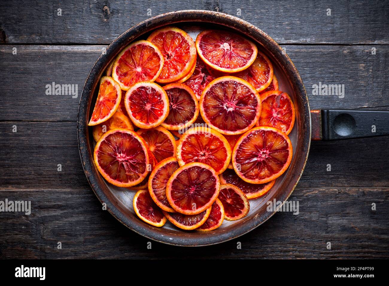 Faire de la confiture avec des oranges rouges. Mise au point sélective. Faible profondeur de champ. Banque D'Images Faire de la confiture avec des oranges rouges. Mise au point sélective. Faible profondeur de champ. Banque D'Images