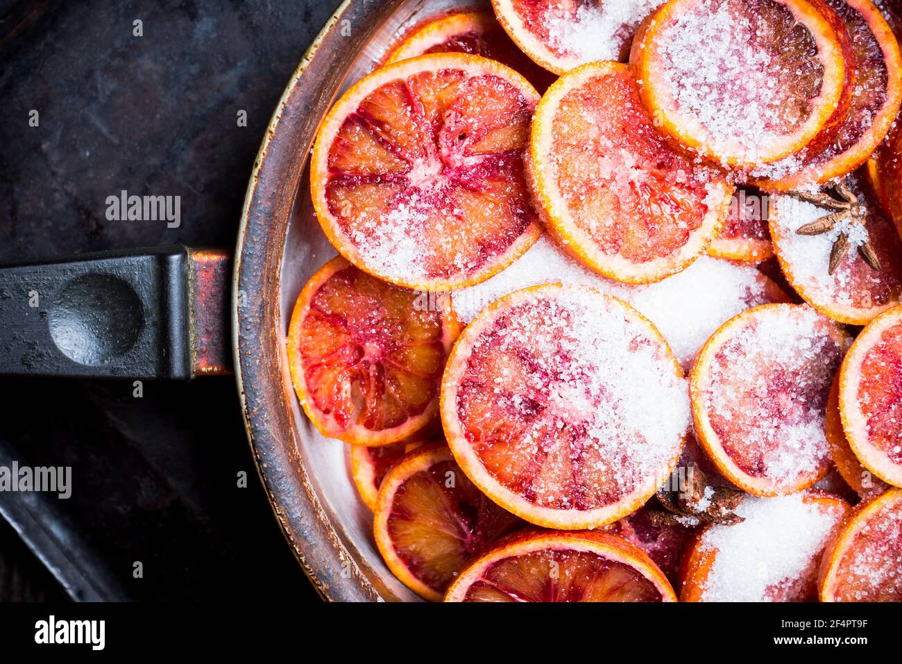 Faire de la confiture avec des oranges rouges. Mise au point sélective. Faible profondeur de champ. Banque D'Images Faire de la confiture avec des oranges rouges. Mise au point sélective. Faible profondeur de champ. Banque D'Images