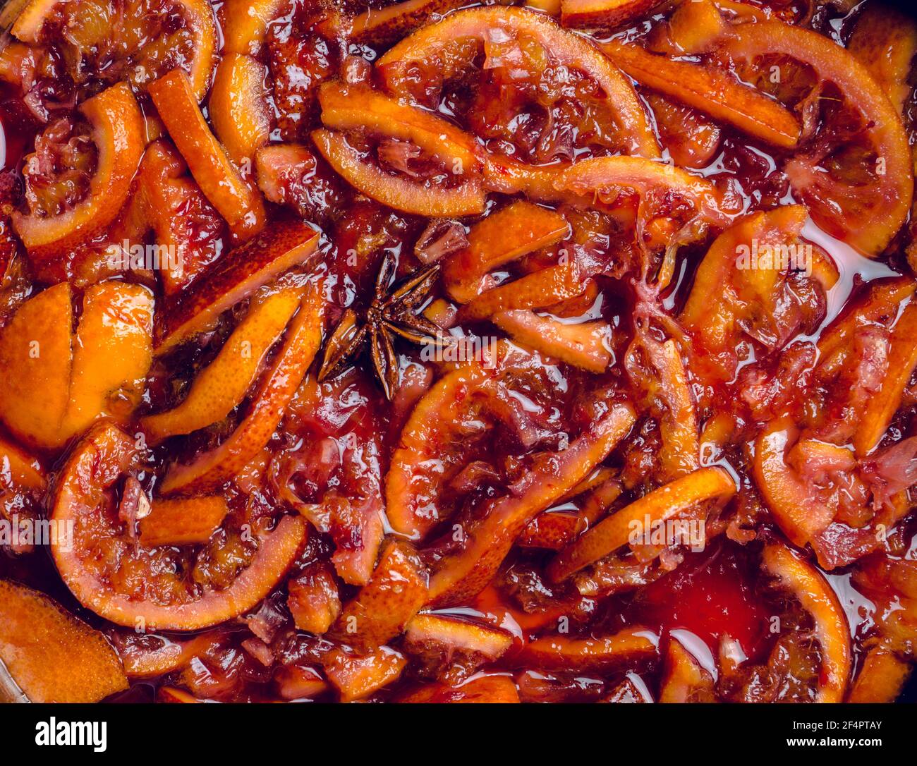 Faire de la confiture avec des oranges rouges. Mise au point sélective. Faible profondeur de champ. Banque D'Images Faire de la confiture avec des oranges rouges. Mise au point sélective. Faible profondeur de champ. Banque D'Images