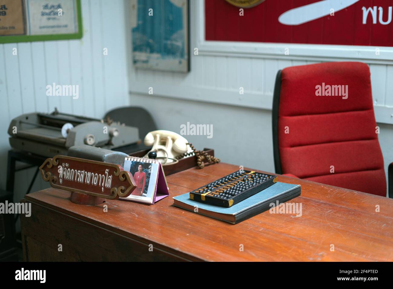 Vintage années 50 Bank Office avec Retro Calculation Equipment et banque Money machine.Good Memory to the Past Banque D'Images