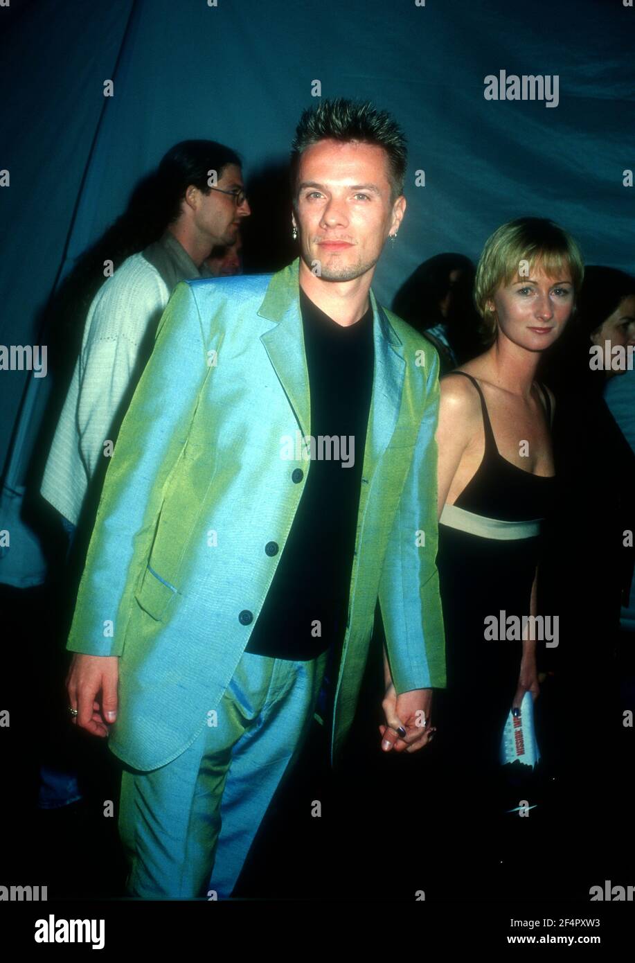 Westwood, Californie, États-Unis 20 mai 1996 le musicien Larry Mullen Jr. De U2 et sa partenaire Ann Acheson assistent à la première de Paramount Pictures 'la Commission impossible' le 20 mai 1996 au Mann Bruin Theatre de Westwood, Californie, États-Unis. Photo par Barry King/Alay stock photo Banque D'Images