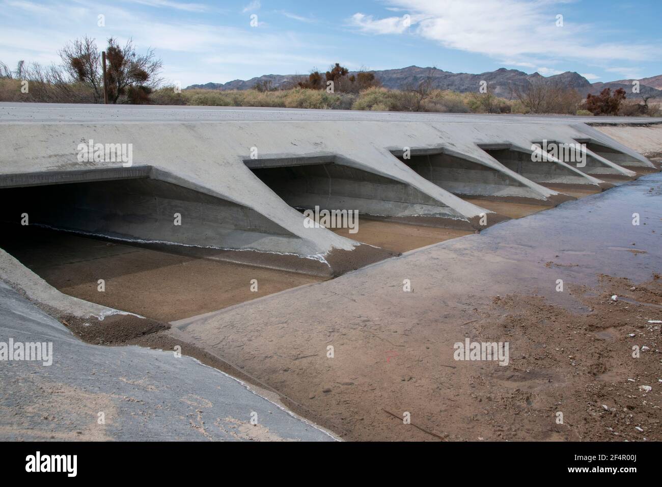 Shoshone est une petite ville près du parc national de la Vallée de la mort, mais elle dispose d'un cimetière, de magnifiques formations rocheuses et d'un tout nouveau ponceau de la rivière Amargosa. Banque D'Images