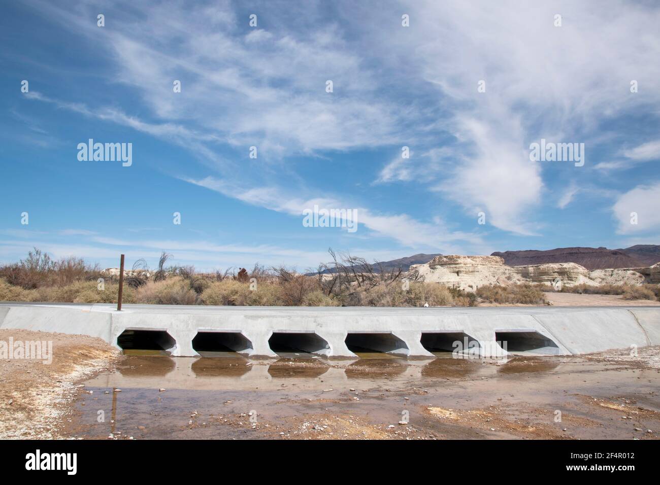 Shoshone est une petite ville près du parc national de la Vallée de la mort, mais elle dispose d'un cimetière, de magnifiques formations rocheuses et d'un tout nouveau ponceau de la rivière Amargosa. Banque D'Images