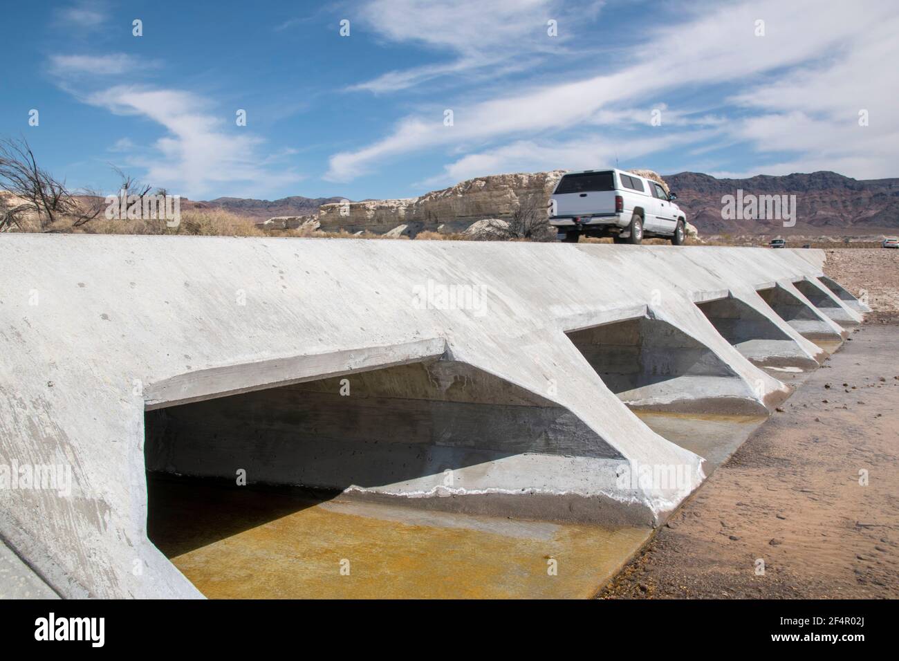 Shoshone est une petite ville près du parc national de la Vallée de la mort, mais elle dispose d'un cimetière, de magnifiques formations rocheuses et d'un tout nouveau ponceau de la rivière Amargosa. Banque D'Images