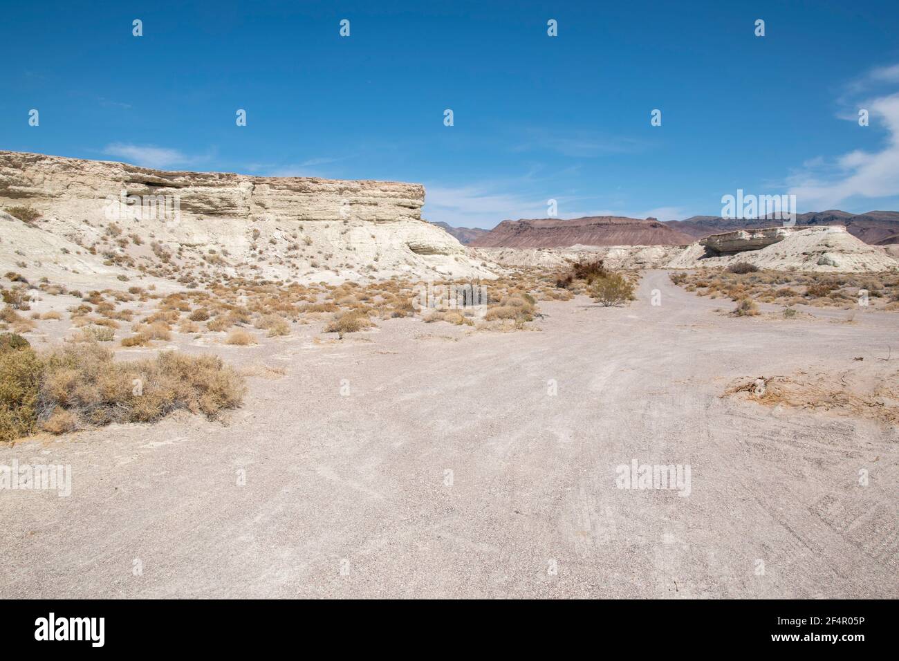 Shoshone est une petite ville près du parc national de la Vallée de la mort, mais elle dispose d'un cimetière, de magnifiques formations rocheuses et d'un tout nouveau ponceau de la rivière Amargosa. Banque D'Images