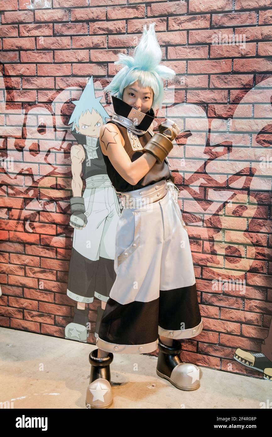 Une japonaise habillée en costume ninja Black Star de la série Soul Eater pose devant une image de caractère, Tokyo International Anime Fair, Japon Banque D'Images