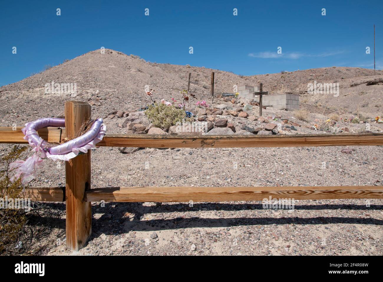 Shoshone est une petite ville près du parc national de la Vallée de la mort, mais elle dispose d'un cimetière, de magnifiques formations rocheuses et d'un tout nouveau ponceau de la rivière Amargosa. Banque D'Images
