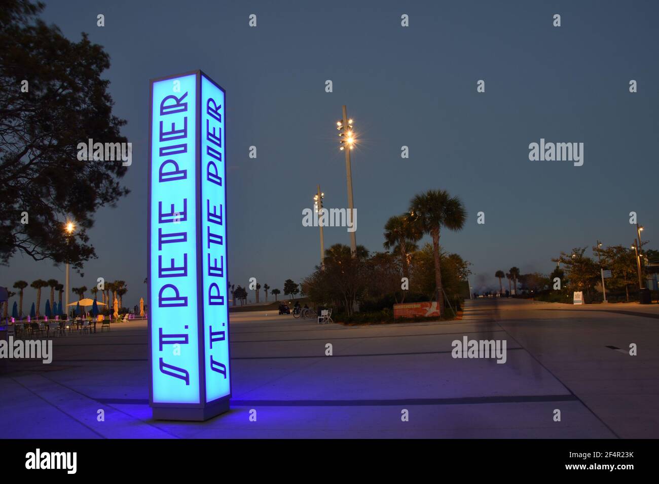 Affiche de la visionneuse électrique à la nouvelle jetée de St. Pete dans le centre-ville de Saint-Pétersbourg, Floride, États-Unis. Photographie de nuit. Exposition longue. Banque D'Images