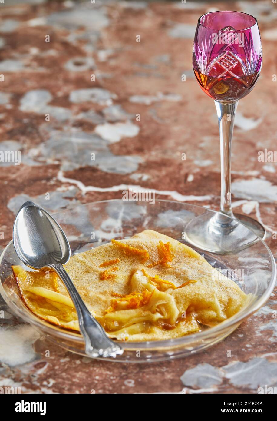 Crêpes à la crêpe Suzette, dans une assiette transparente avec un verre de  liqueur. Cuisine française, recette étape par étape Photo Stock - Alamy
