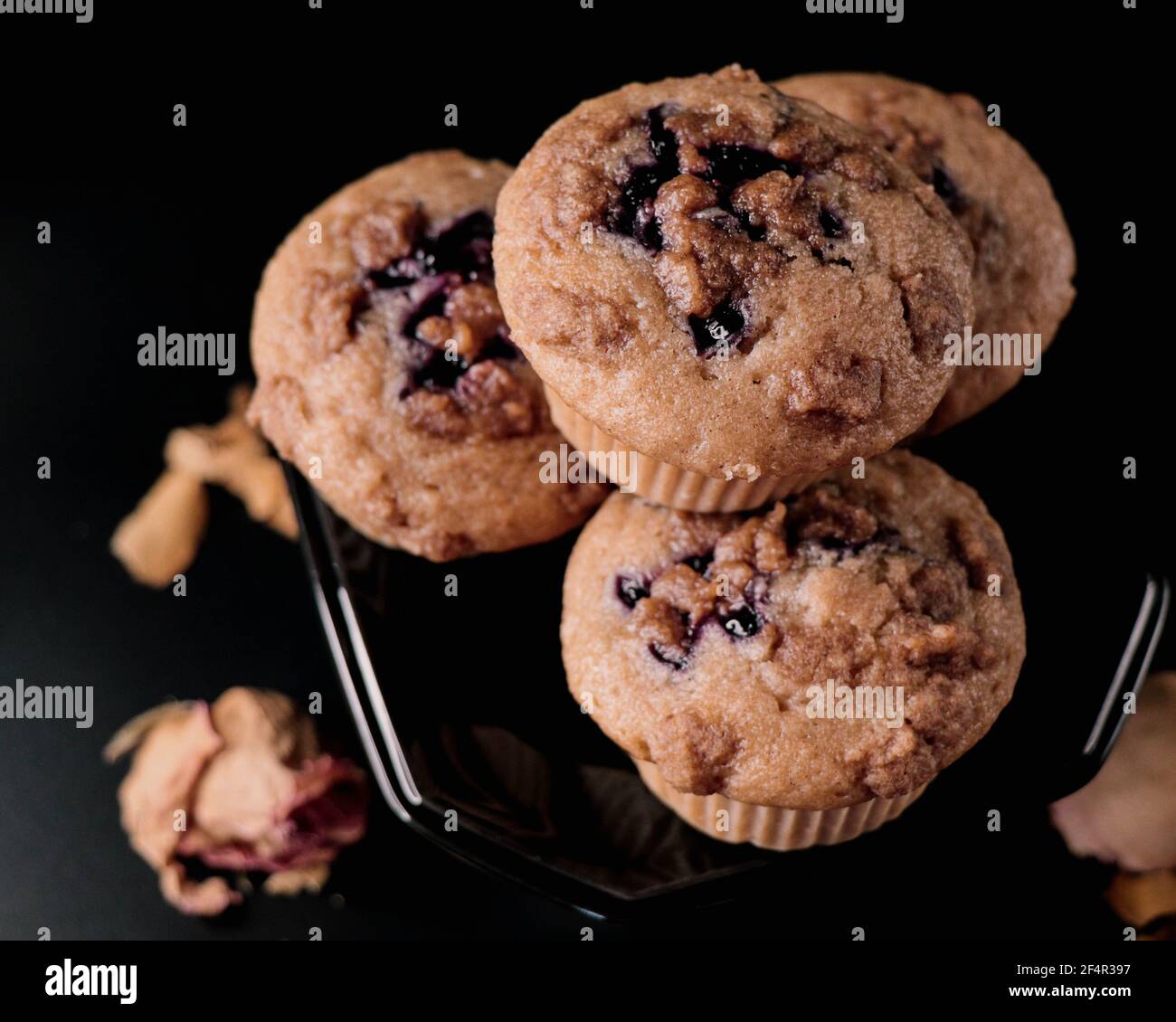 Blueberry Cinnamon Streusel Muffin s sur plaque noire et fond, règle des tiers, format paysage photographie alimentaire haute résolution Banque D'Images
