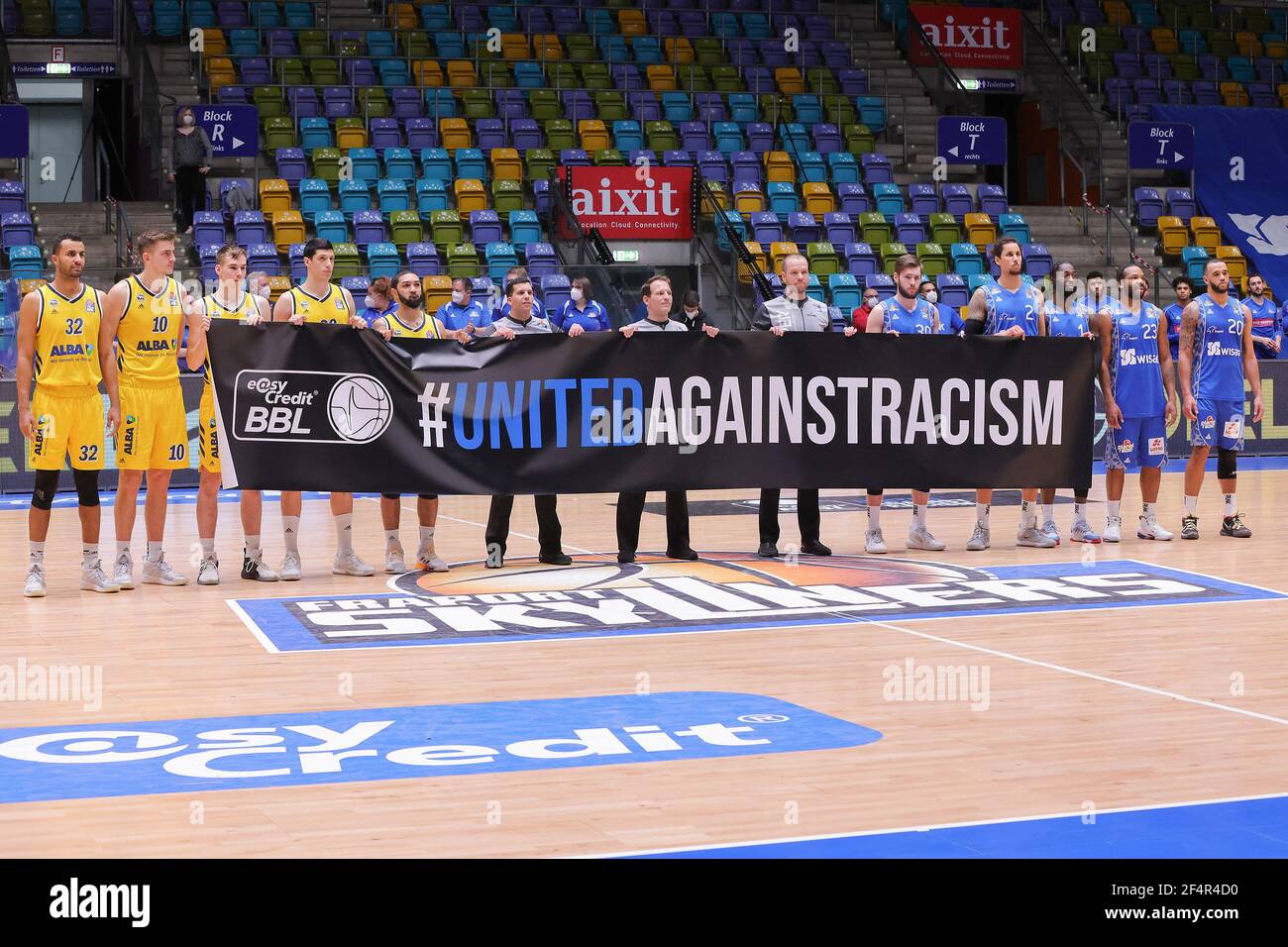 21 mars 2021, Hessen, Francfort-sur-le-main: Bannière contre le racisme, présentée par les deux équipes. Match de basket-ball de l'easyCredit BBL entre les Fraport Skyliners et Alba Berlin le 21 mars 2021 au Fraport Arena de Francfort-sur-le-main. Photo: Jürgen Kessler/dpa Banque D'Images