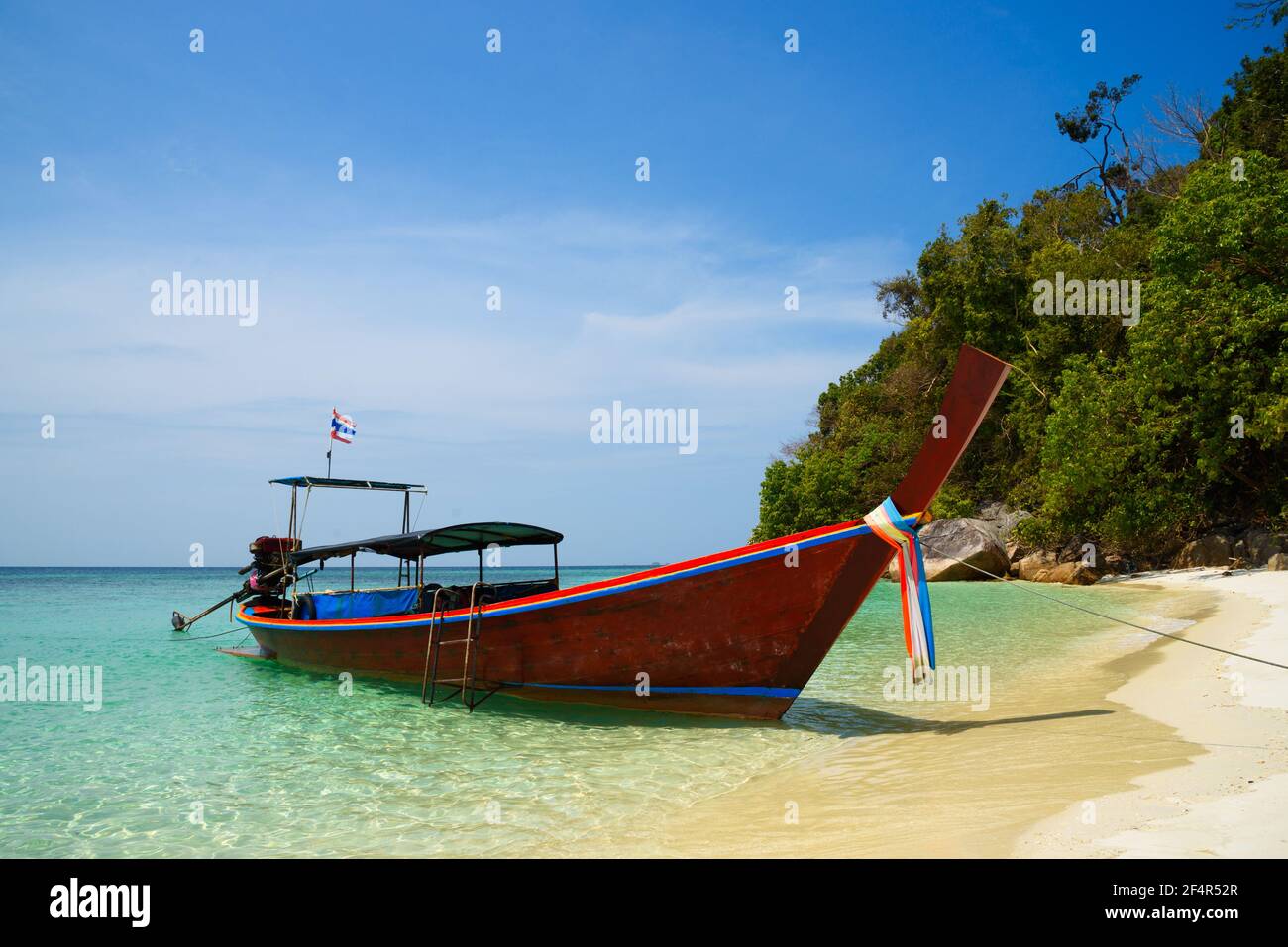 Un bateau à longue queue pour les touristes sur la belle plage de koh Yang, province de Satun, Thaïlande Banque D'Images